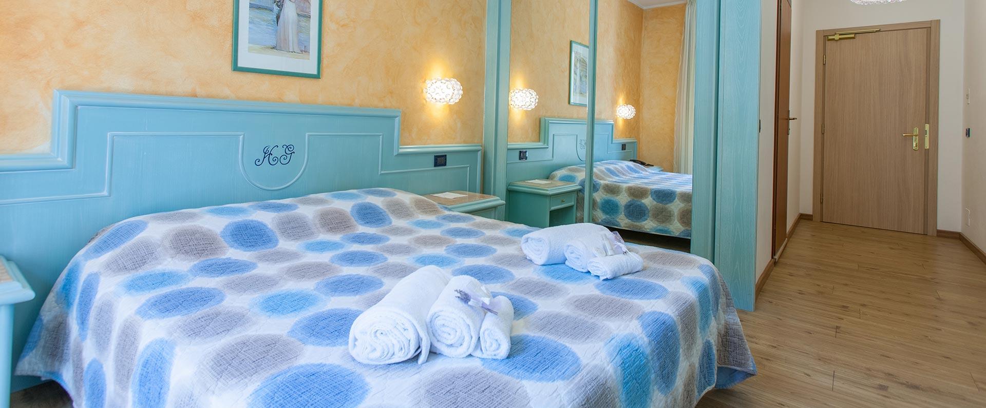 Cozy room with a double bed, pastel colors, and a relaxing atmosphere.